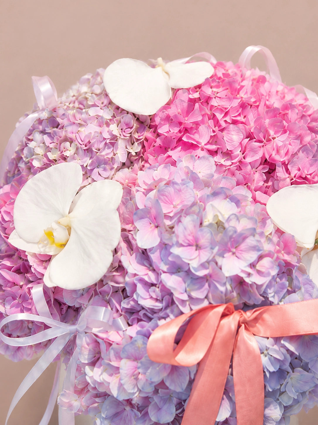 Chapter of Blossom 繡球花 close-up，高角度展示粉紅、淡紫 hydrangeas 配白色蝴蝶蘭，luxury flower box Hong Kong