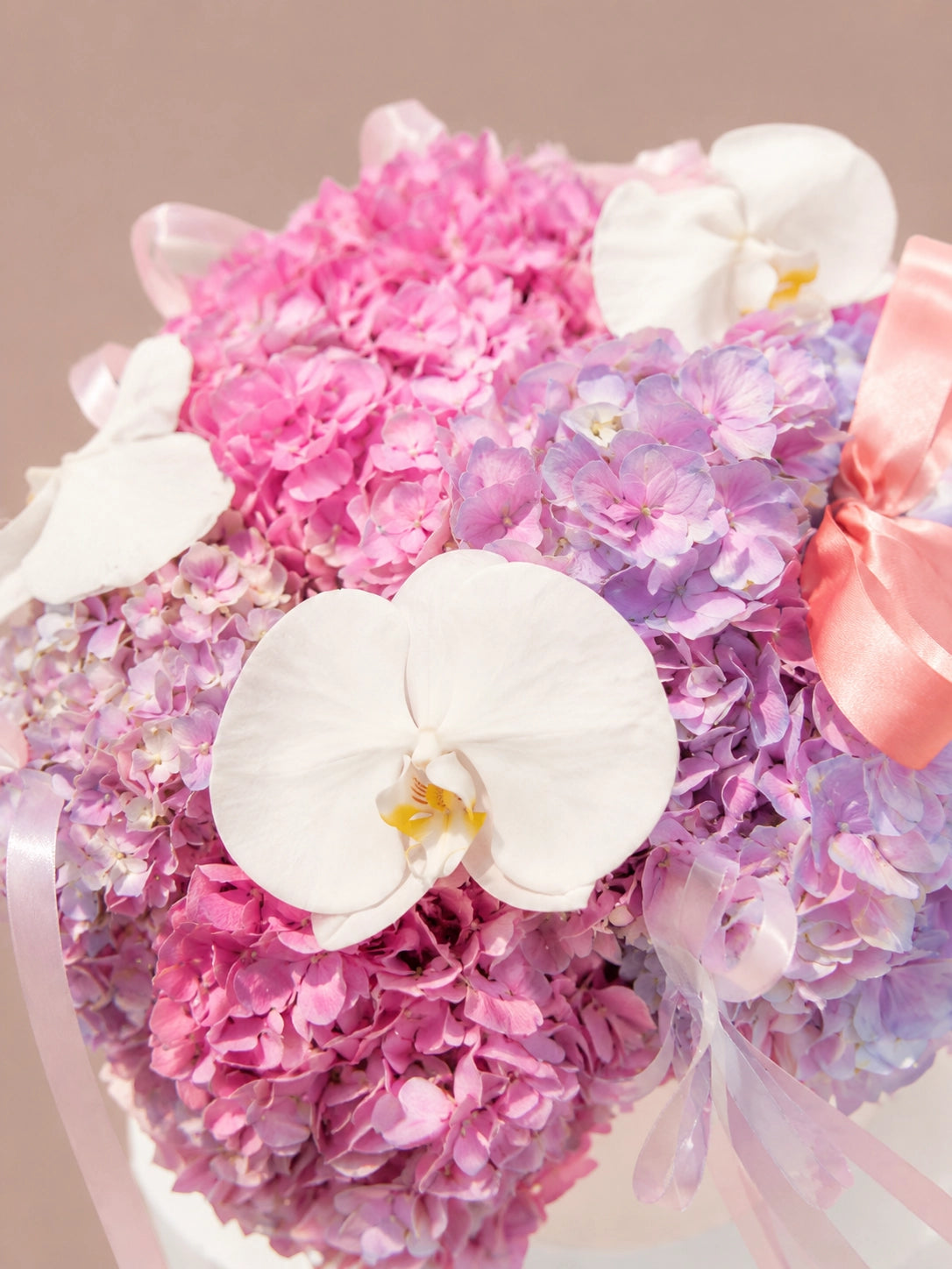 Chapter of Blossom 繡球花細節，close-up pastel hydrangeas、白色蝴蝶蘭及絲帶設計，premium flower arrangement Hong Kong