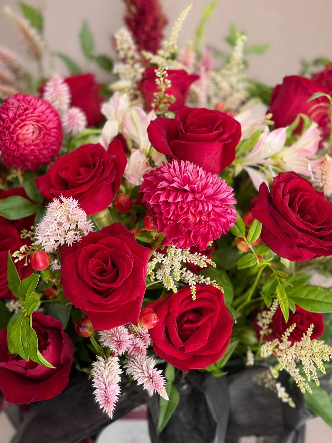 Chapter of Crimson 花藝特寫｜Red roses and vibrant blooms