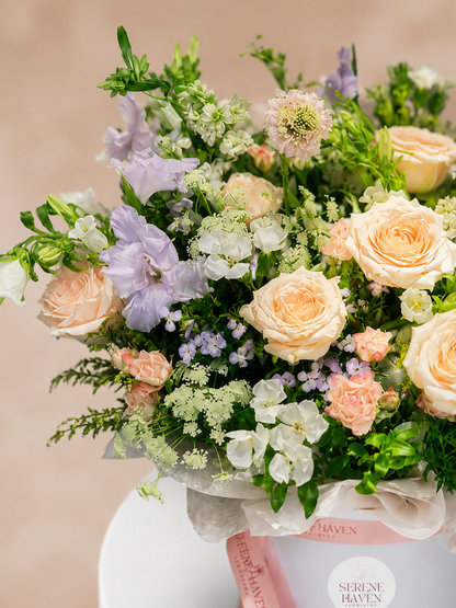 Chapter of Grace 花藝特寫｜Cream roses with lavender blooms close-up