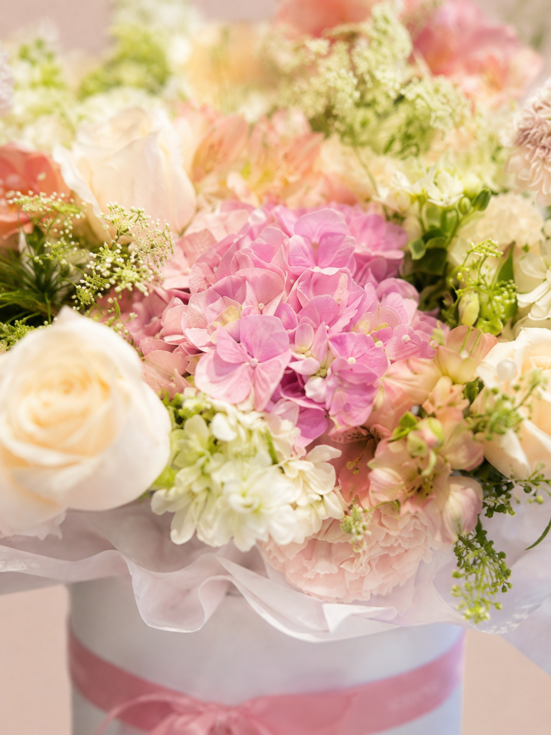 Chapter of Harmony 花藝特寫｜Pink hydrangea and cream roses close-up
