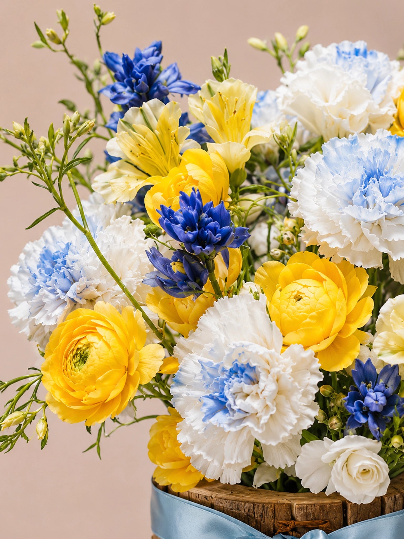 Serene Haven 西營盤花店 - Chapter of Haven mini flower box 經典黃玫瑰與治癒系藍白色時令鮮花特寫