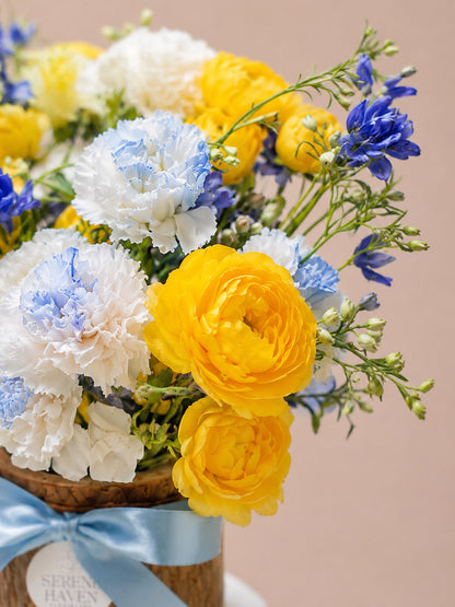 Chapter of Haven 側面花盒｜Elegant blue、yellow & white floral arrangement in flower box