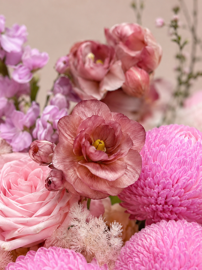 Pink pompon blooms、mauve orchids 及柔和花瓣層次的 close-up