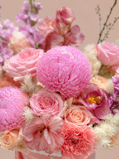 粉紅 roses、round pompon blooms 及 layered pastel flowers 的 close-up