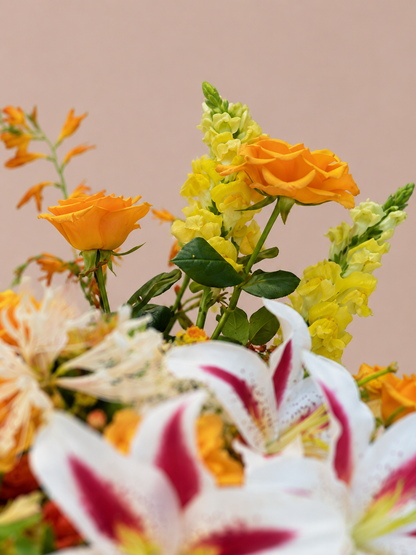 Chapter of Jubilance 花朵細節｜Yellow flowers with pink lilies