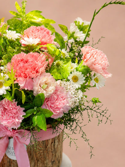 Chapter of Petals 花朵細節｜Soft pink carnations and seasonal foliage arrangement