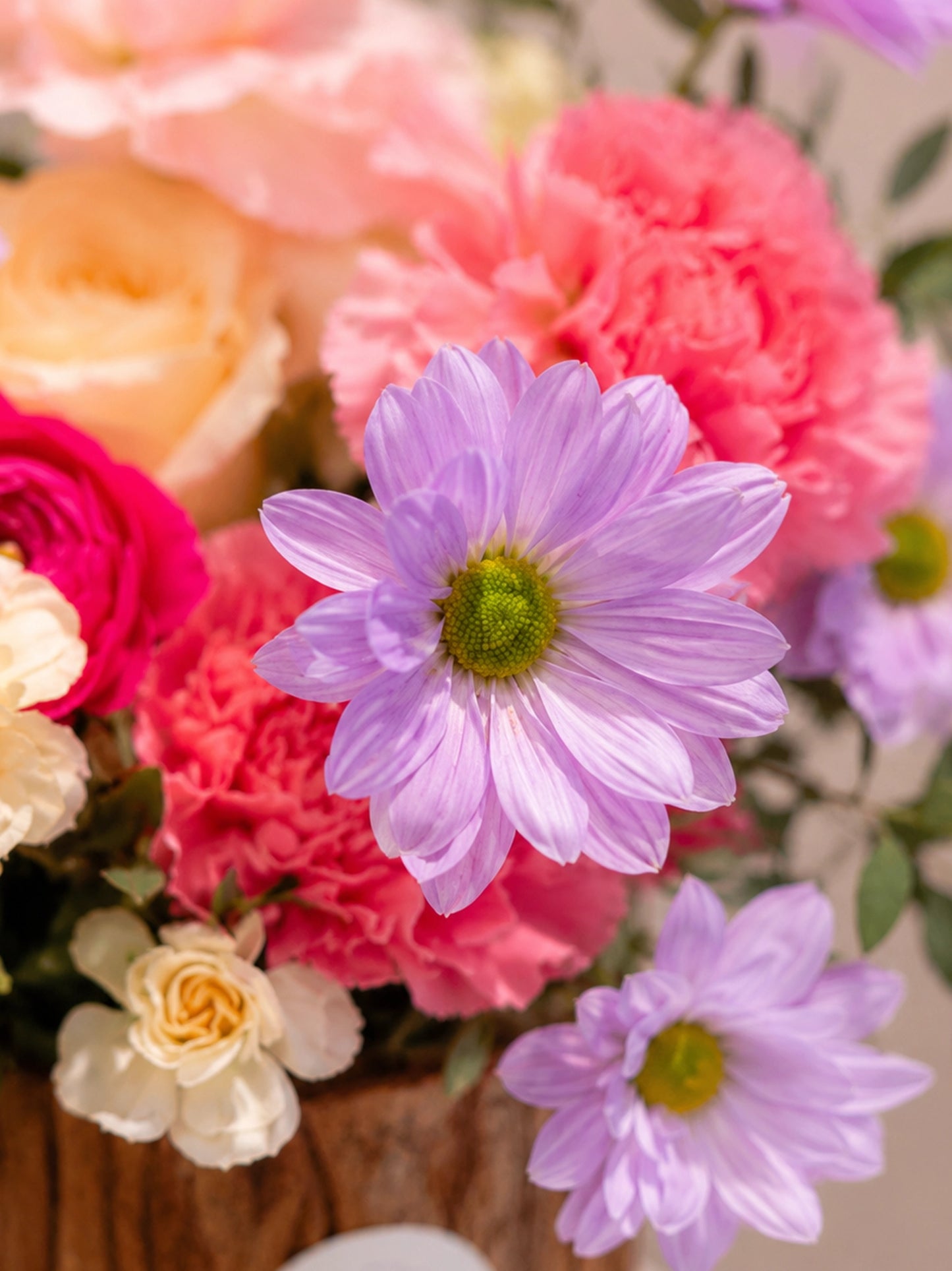 Chapter of Poise 花朵細節｜Soft pastel blooms with fresh greenery close-up
