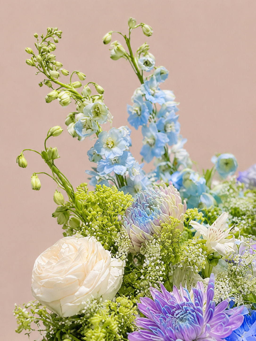 Chapter of Serenity 花朵細節｜White roses with blue seasonal flowers