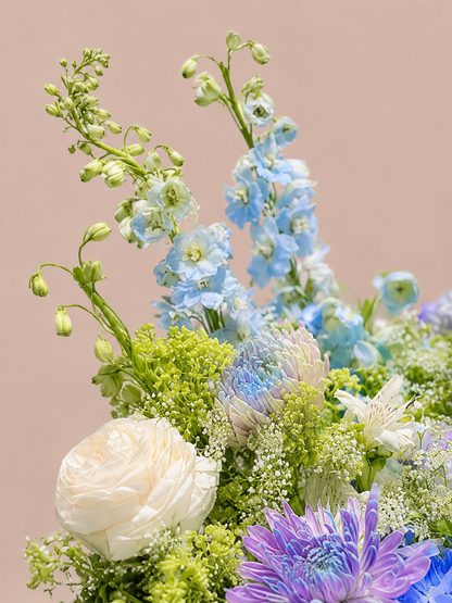 Chapter of Serenity 花朵細節｜White roses with blue seasonal flowers