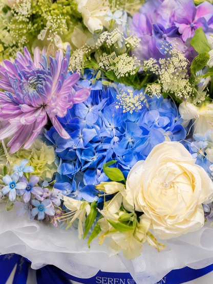 Chapter of Serenity 花藝特寫｜Blue hydrangea and white roses close-up