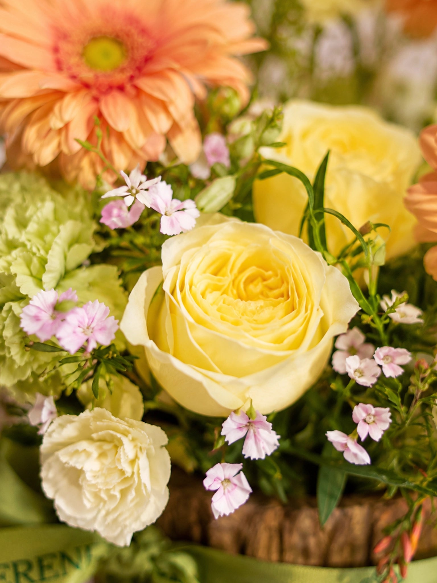 Serene Haven 西營盤花店 - Chapter of Spring 萬用送禮 mini flower box 經典黃玫瑰搭配復古原木樹皮花盒細節