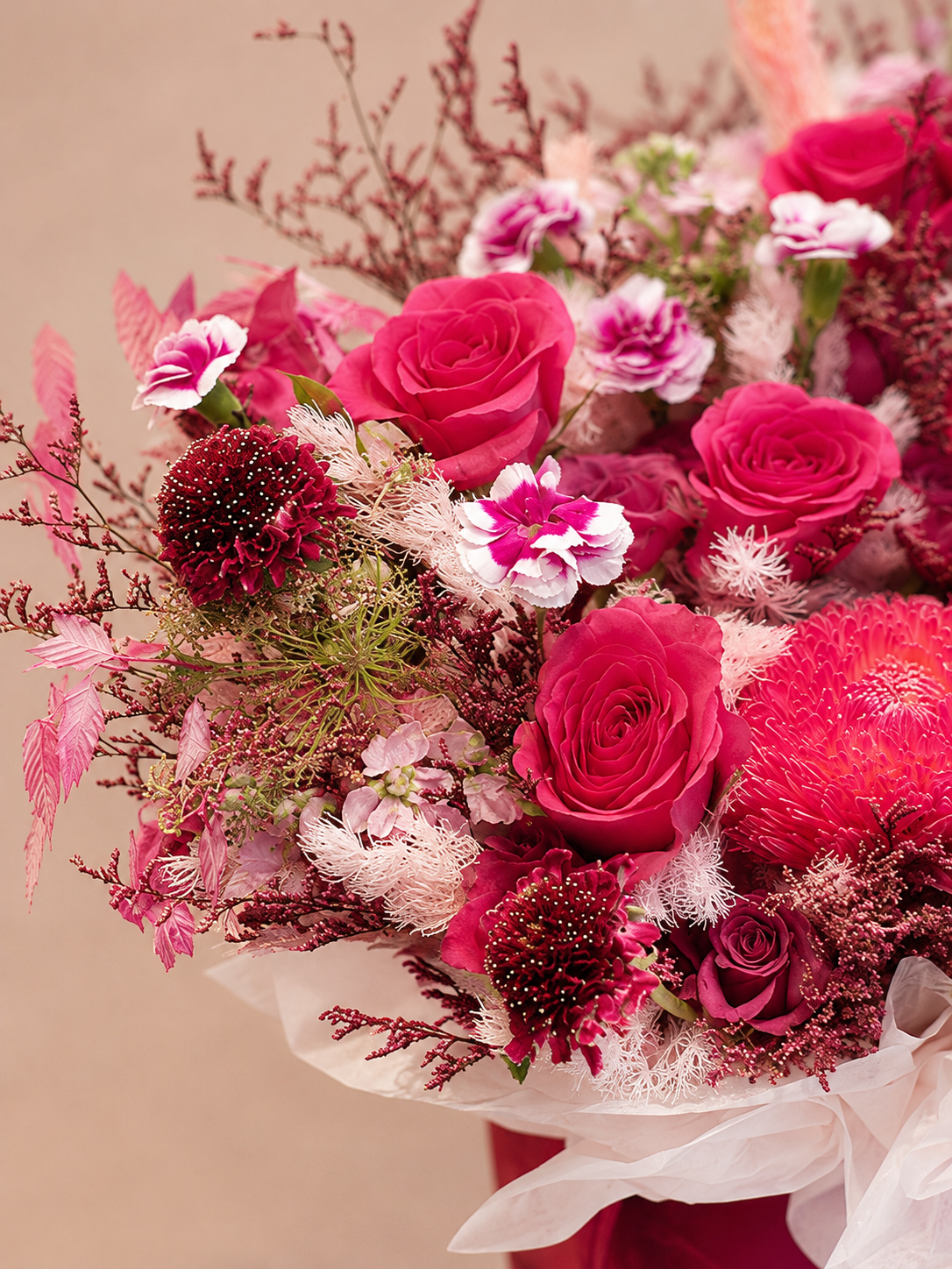 Chapter of Wild 花藝特寫｜Red roses and seasonal flowers close-up
