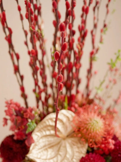 花藝細節｜Coral Bloom Vase with festive branches and premium arrangement