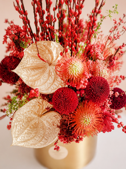 珊瑚紅花材特寫｜Close-up of coral festive flowers and sculptural details