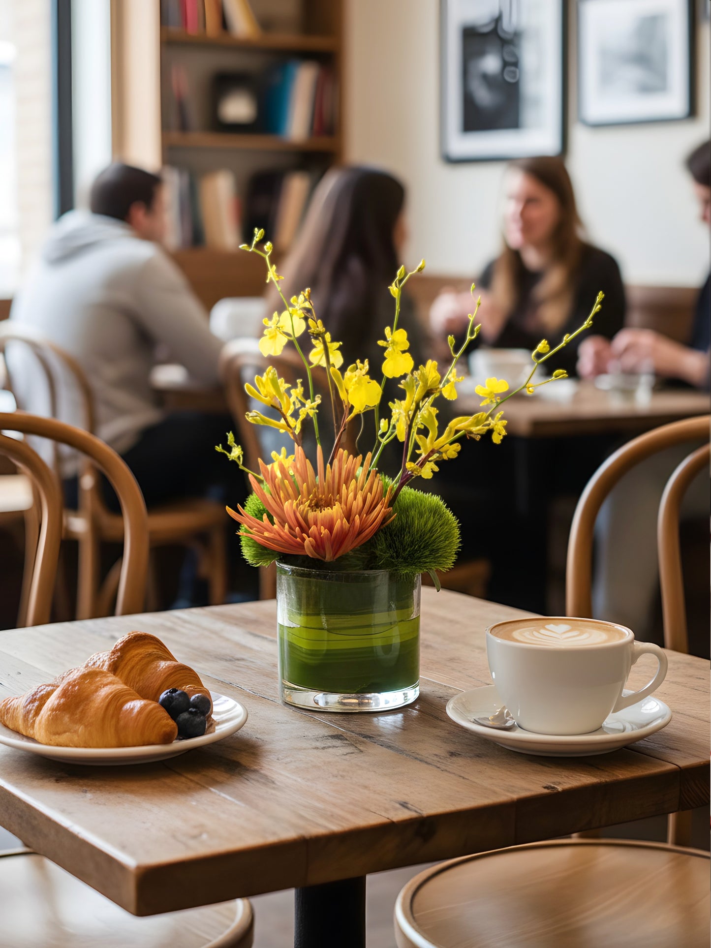 Corporate Flower Subscription｜Fresh floral arrangement for café or hospitality table，為咖啡龐、甜點咖啡廳等餐飲空間增添自然及舒適氛圍。