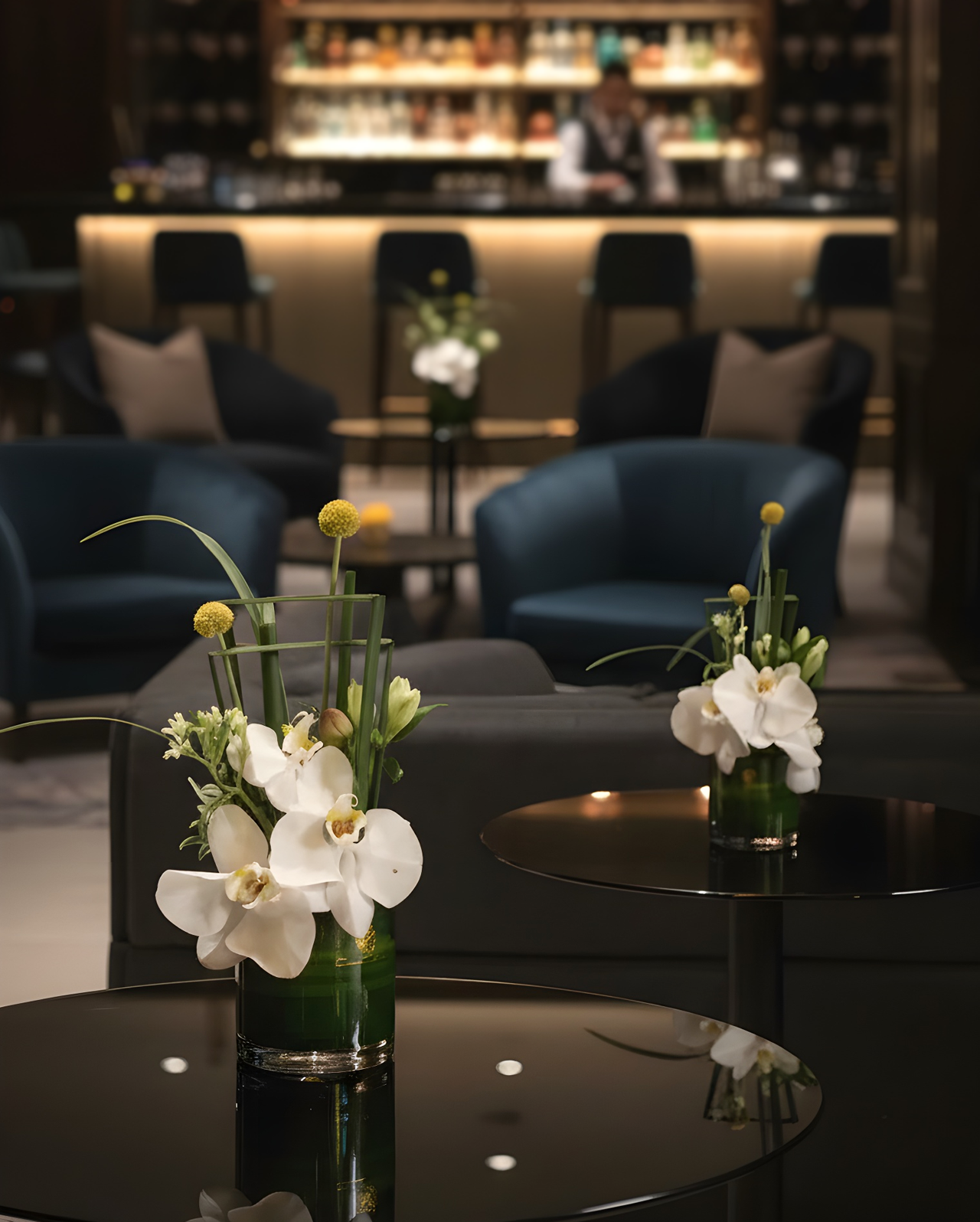 Corporate Flower Subscription｜White orchid arrangement for hotel lounge or hospitality space，營造優雅 welcoming ambience。