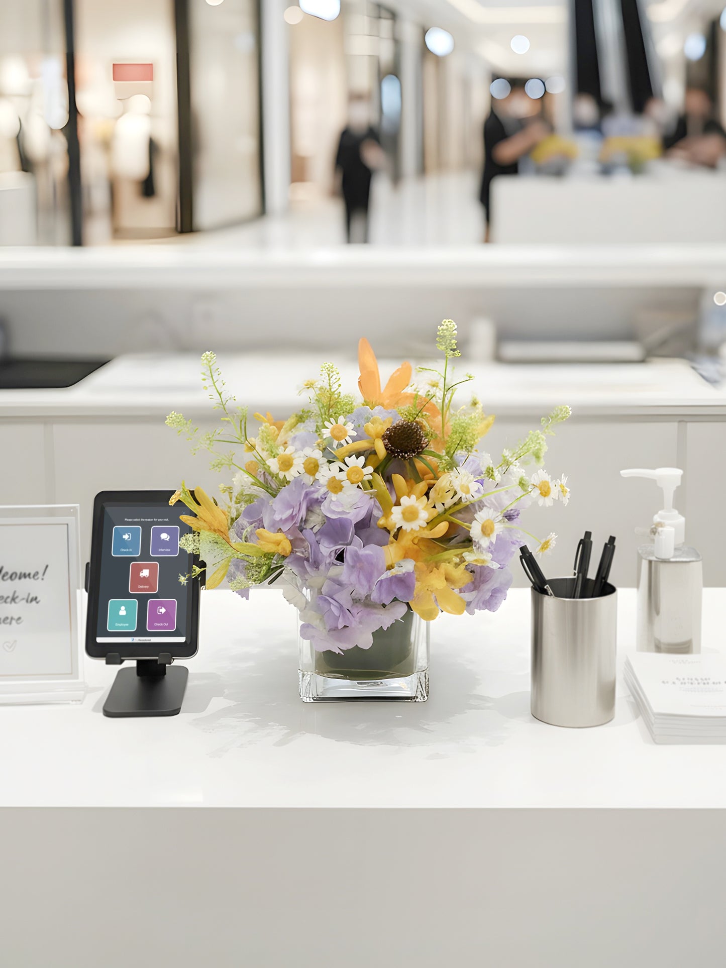 Corporate Flower Subscription｜Fresh flower arrangement at retail checkout counter and shopping mall customer service counter. 為商場店舖的客服中心及 boutique 增添專業與活力