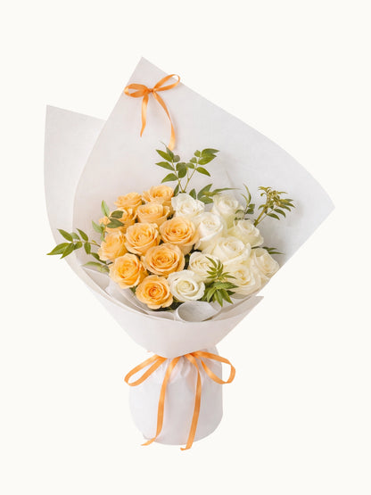 Cotton Kisses 香檳金與白鮮花玫瑰花束，fresh champagne & white rose bouquet