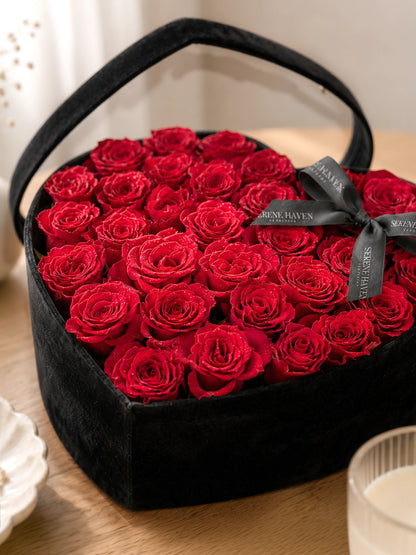 Serene Haven 西營盤花店 - Crimson Devotion Ever preserved flowers 奢華心形黑絲絨禮盒與經典紅玫瑰永生花細節特寫