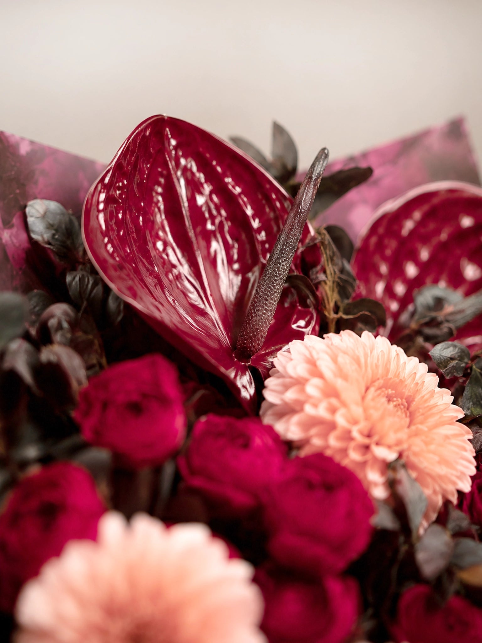 Dark Devotion close-up｜深酒紅 Anthurium 與 Dahlia 花材細節