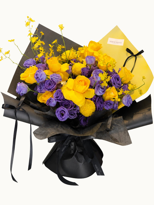 Dimple Bloom 花束正面，亮黃色玫瑰配紫色 Lisianthus，同黑色包裝形成鮮明對比，cheerful bouquet for birthdays and heartfelt celebrations.