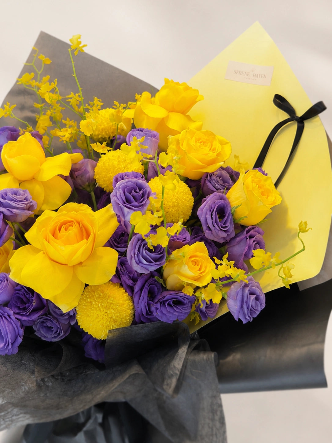 Dimple Bloom close-up，黃色玫瑰、紫色 Lisianthus 及小黃花細節，bright floral arrangement with joyful colour contrast.