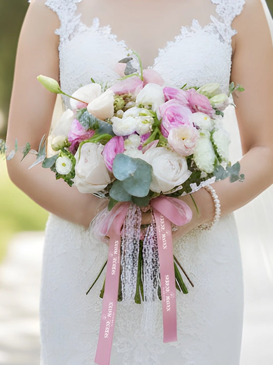 Serene Haven Élan 新娘花球，粉白色浪漫花藝設計。Soft pink bridal bouquet handcrafted by Serene Haven.