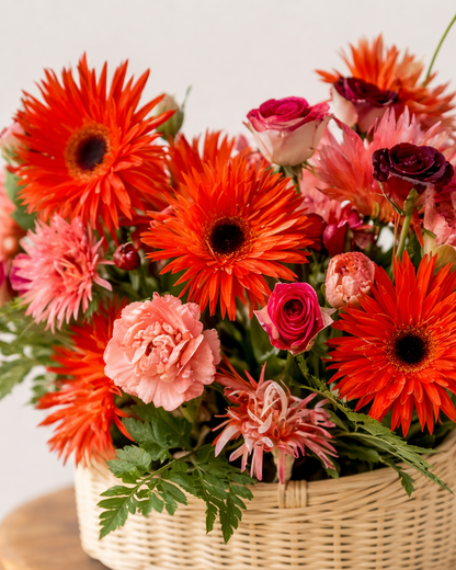 花材細節 Close-up｜Bright seasonal blooms & fresh greenery