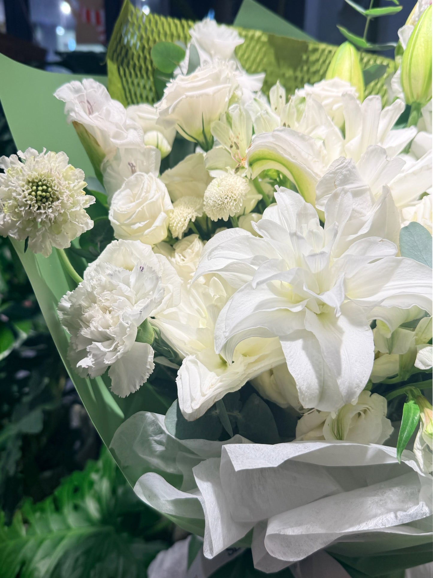 白百合與象牙白 seasonal flowers 組成的 remembrance bouquet 細節照