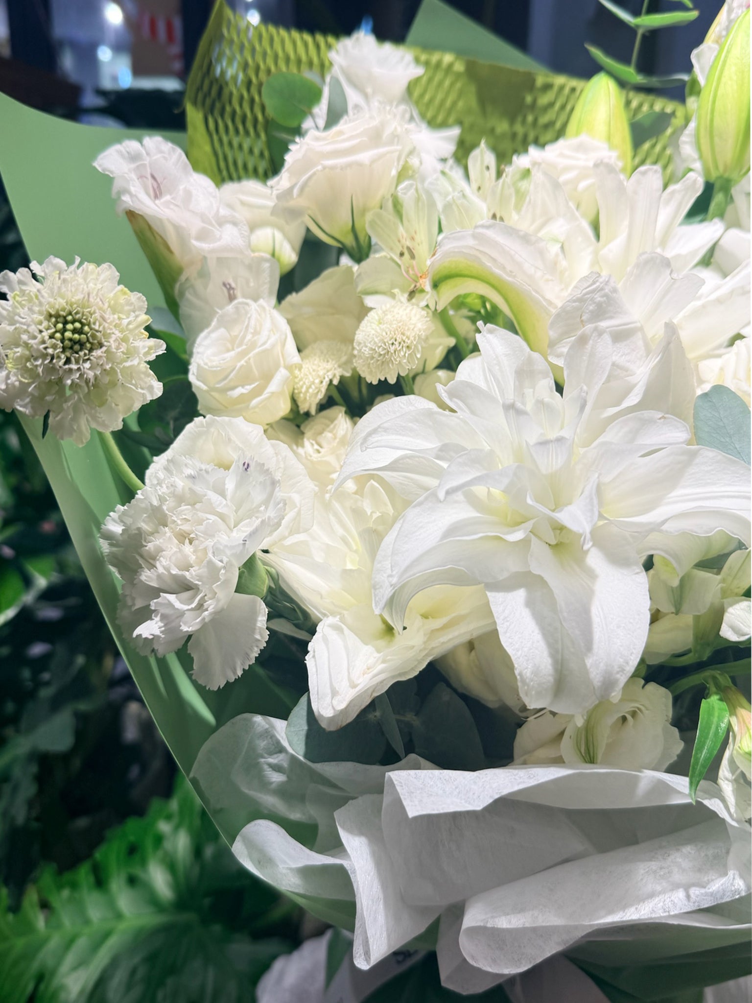 白百合與象牙白 seasonal flowers 組成的 remembrance bouquet 細節照