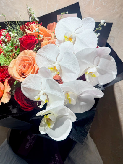 Eternal Vow 白色蘭花與玫瑰細節 White Phalaenopsis orchid close-up 優雅週年紀念花束
