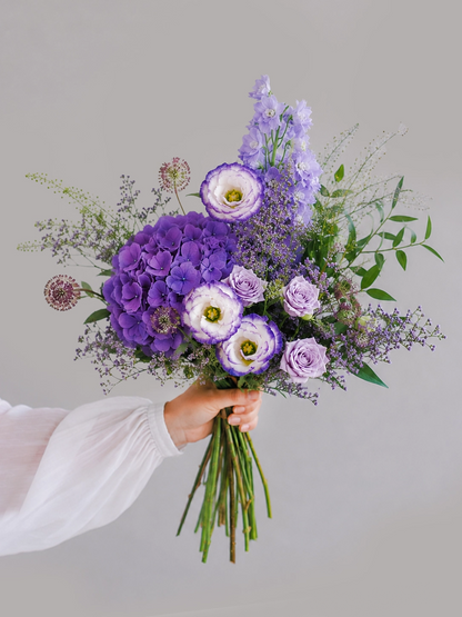 Florist’s Pick 粉紫花束，以淺紫大飛燕、紫色lisianthus、多頭玫瑰、及自然綠葉搭配
