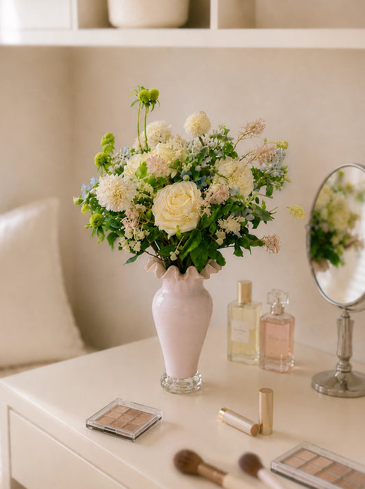 Flower Subscription 鮮花訂閱花藝放置於 bedroom make up desk，柔和自然光配搭化妝用品，為日常護膚及化妝空間增添生活感與療癒氛圍。
