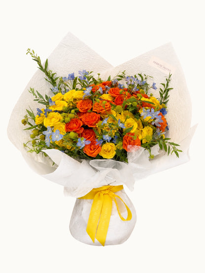 For You, Always 花束，橙色玫瑰、黃色花材與藍色點綴 Fresh Flower Bouquet