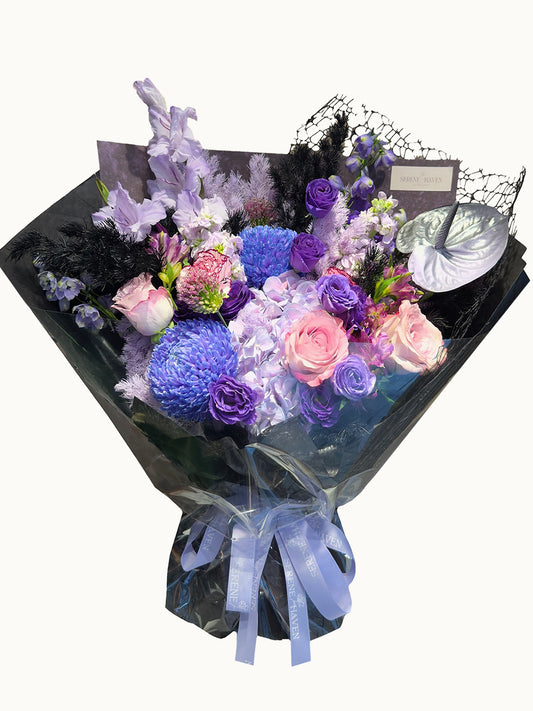 Forgotten Starlight 花束，黑色包裝配紫藍色繡球、粉紫玫瑰、深紫花材，Midnight Collection luxury bouquet