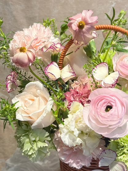 中間花材 Close-up｜Cream roses & pastel blooms