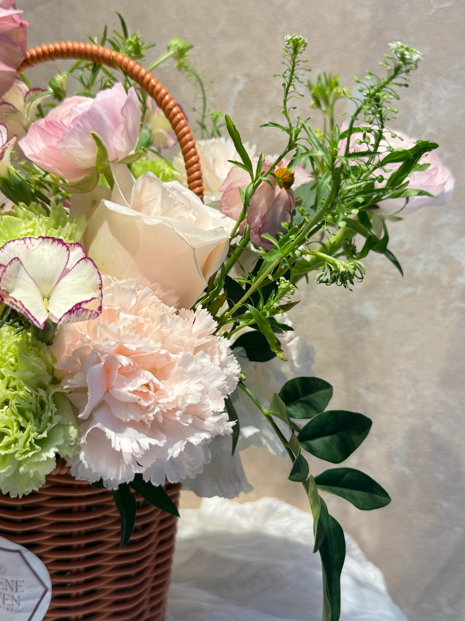 右側花材 Close-up｜Fresh greenery & seasonal flowers