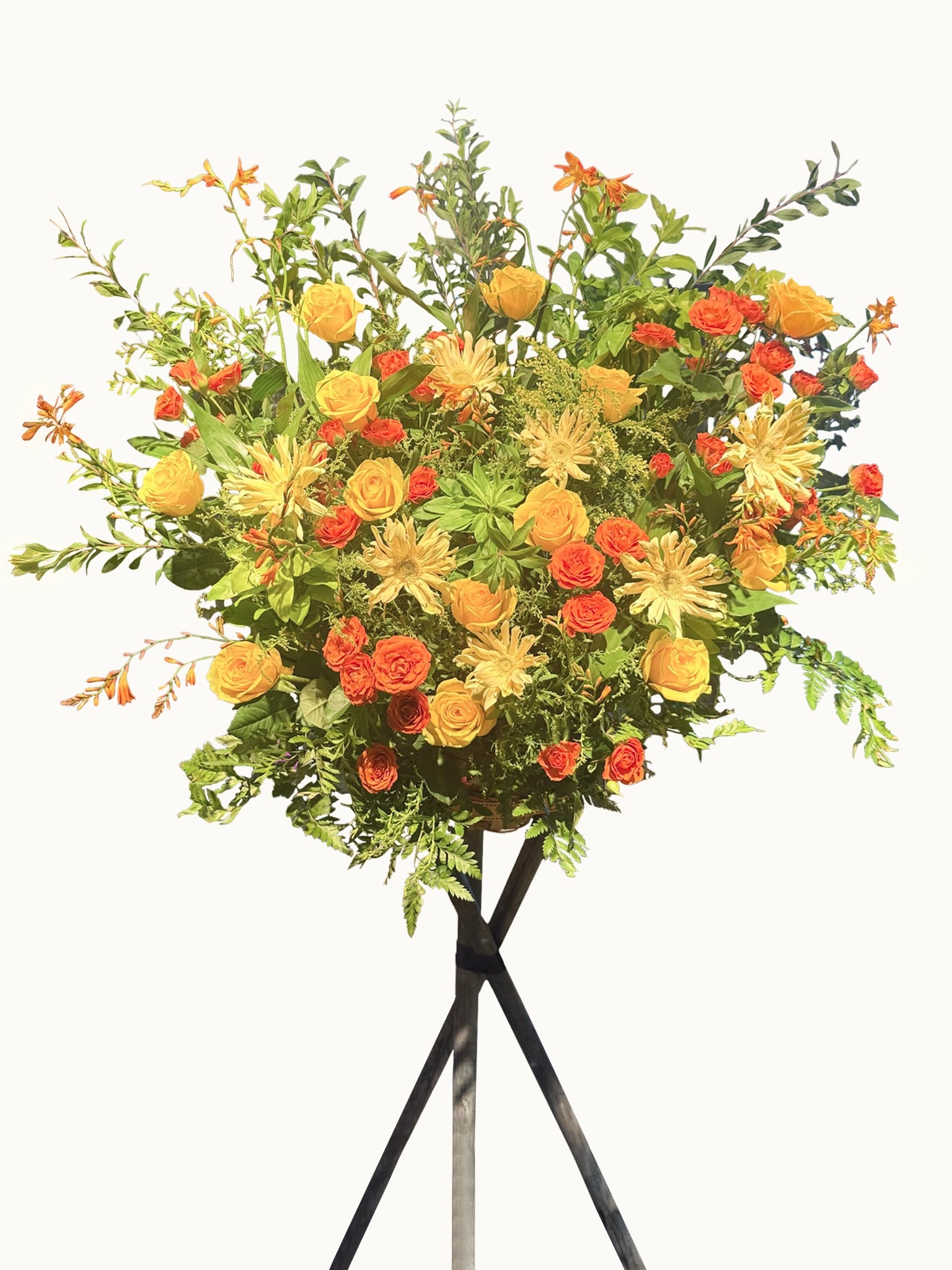 Golden Ascent 開張花牌｜orange、peach 及 cream blooms 配 free-flowing greenery