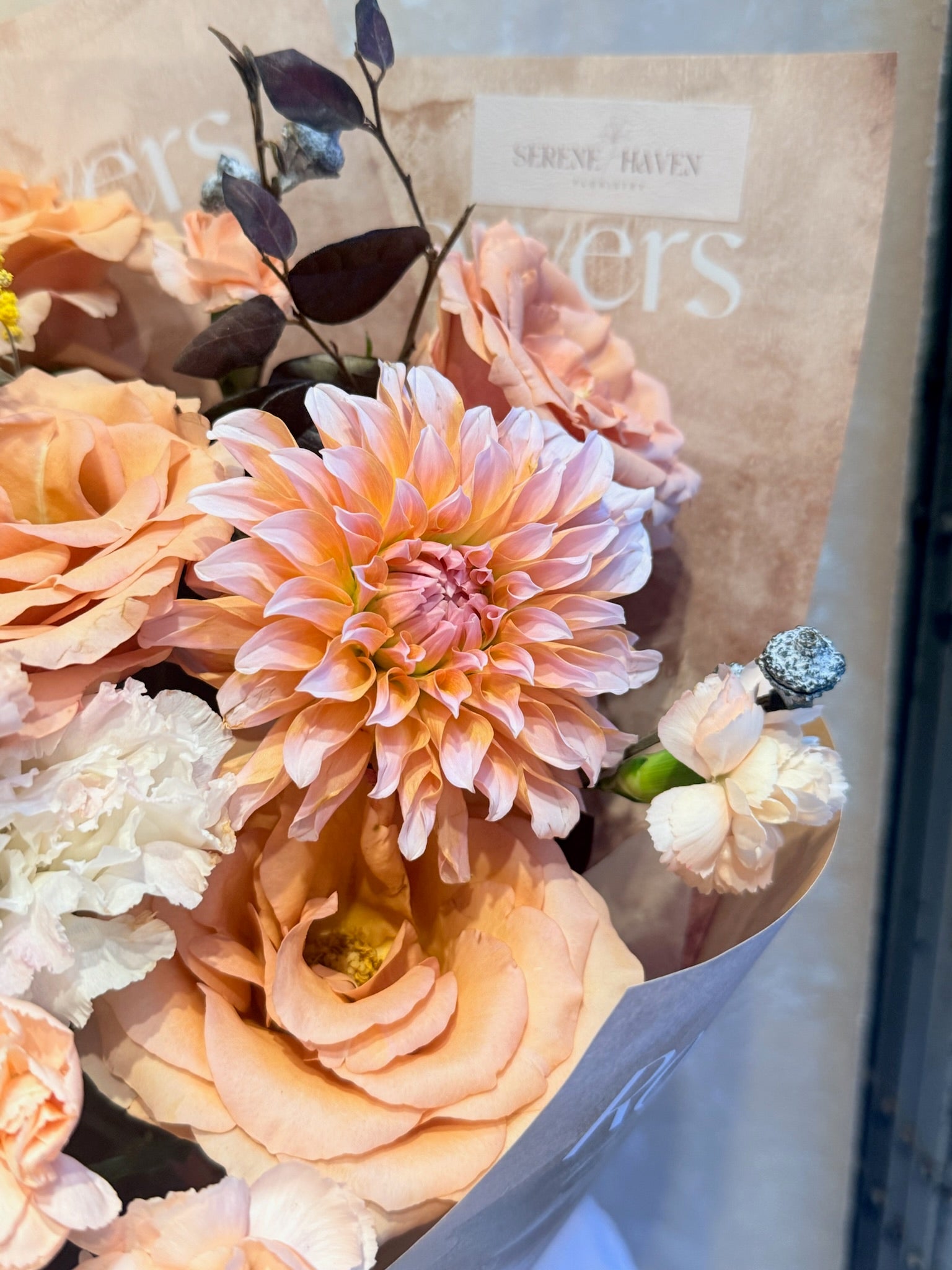 Peach rose close-up 香檳玫瑰特寫 in Golden Haze bouquet