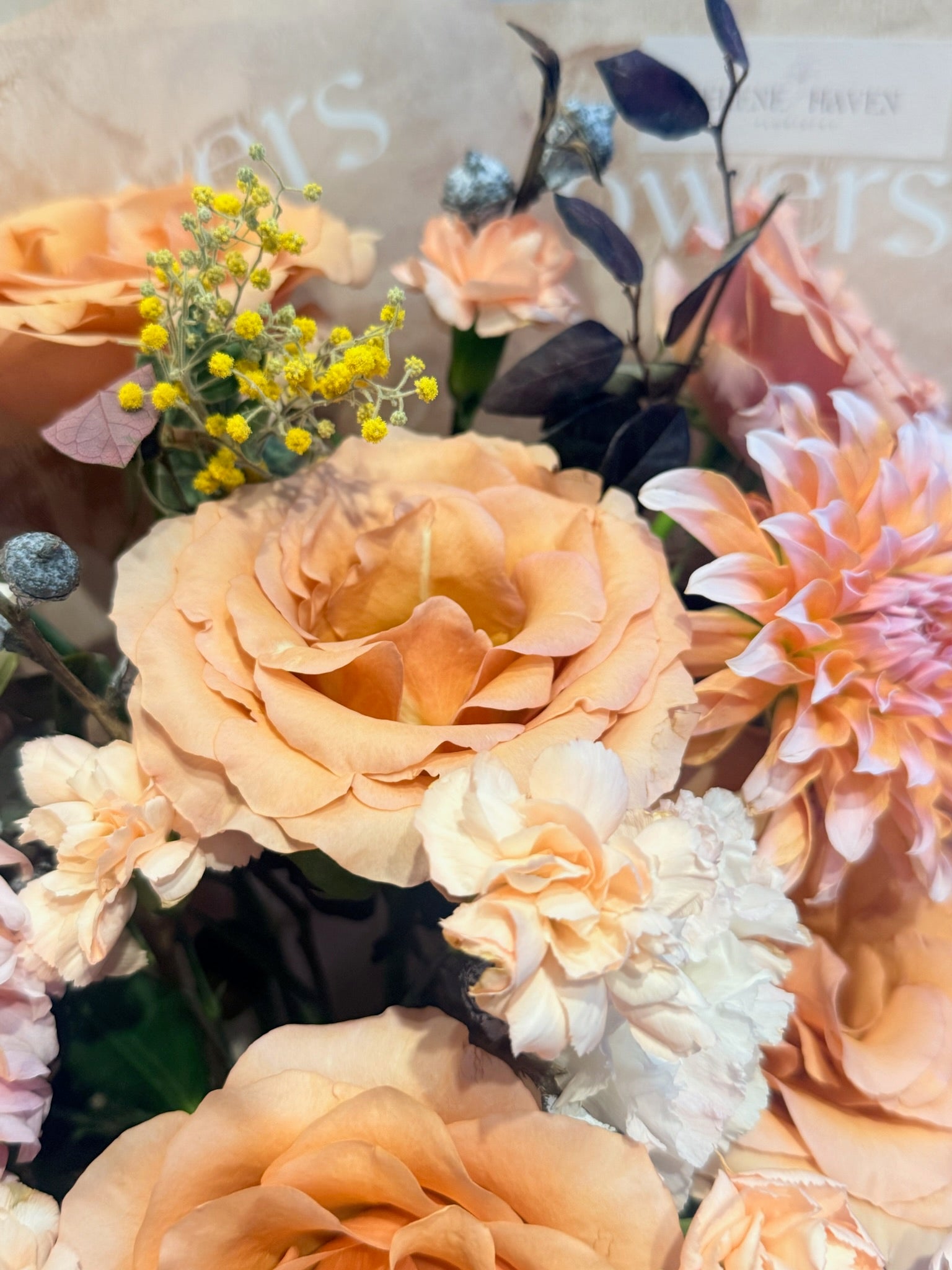 Seasonal peach flowers and graduation bouquet floral details 花束特寫