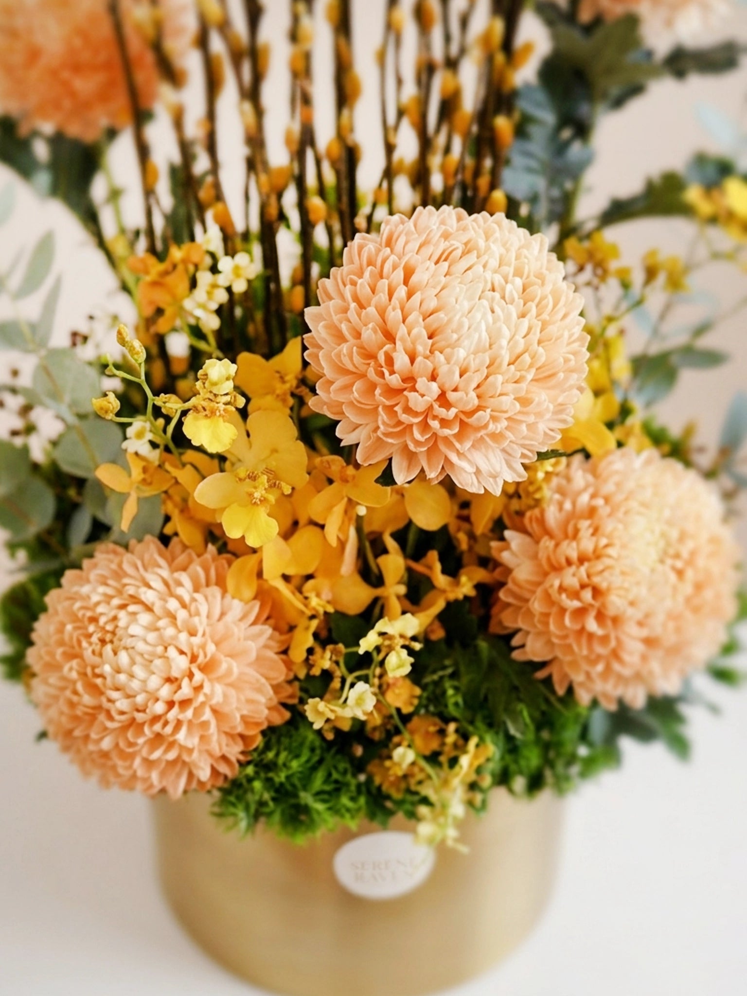 金色花材特寫｜Close-up of golden seasonal blooms