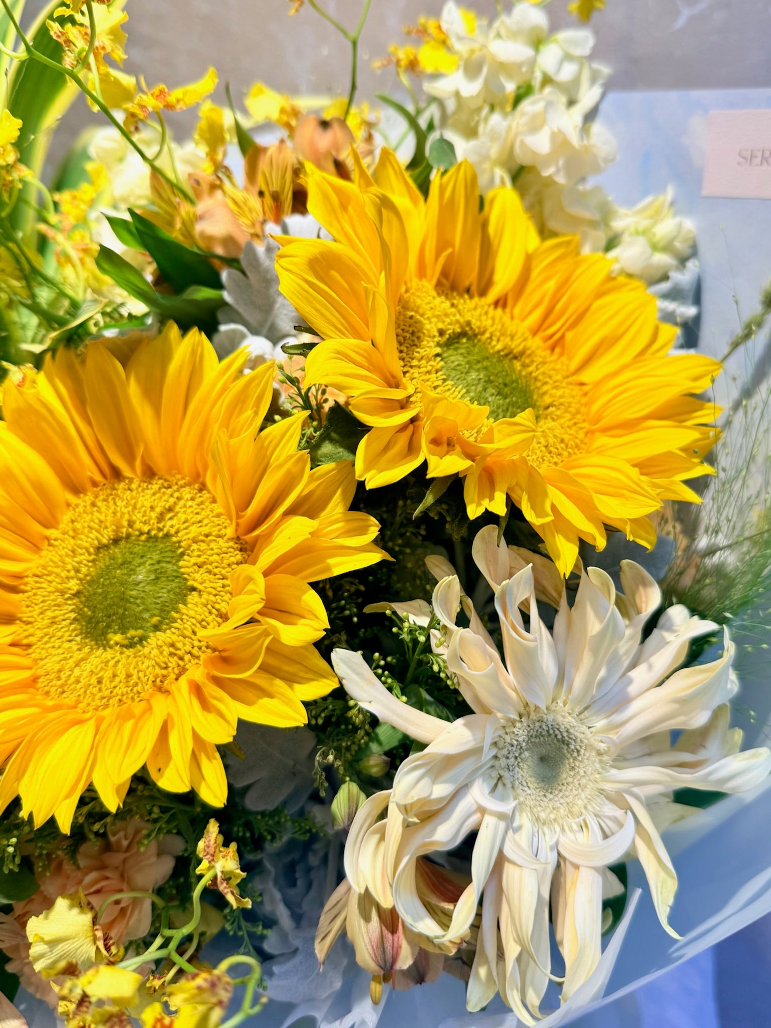 Golden Passage 向日葵花束特寫｜黃色向日葵與白色花材｜Serene Haven Floristry