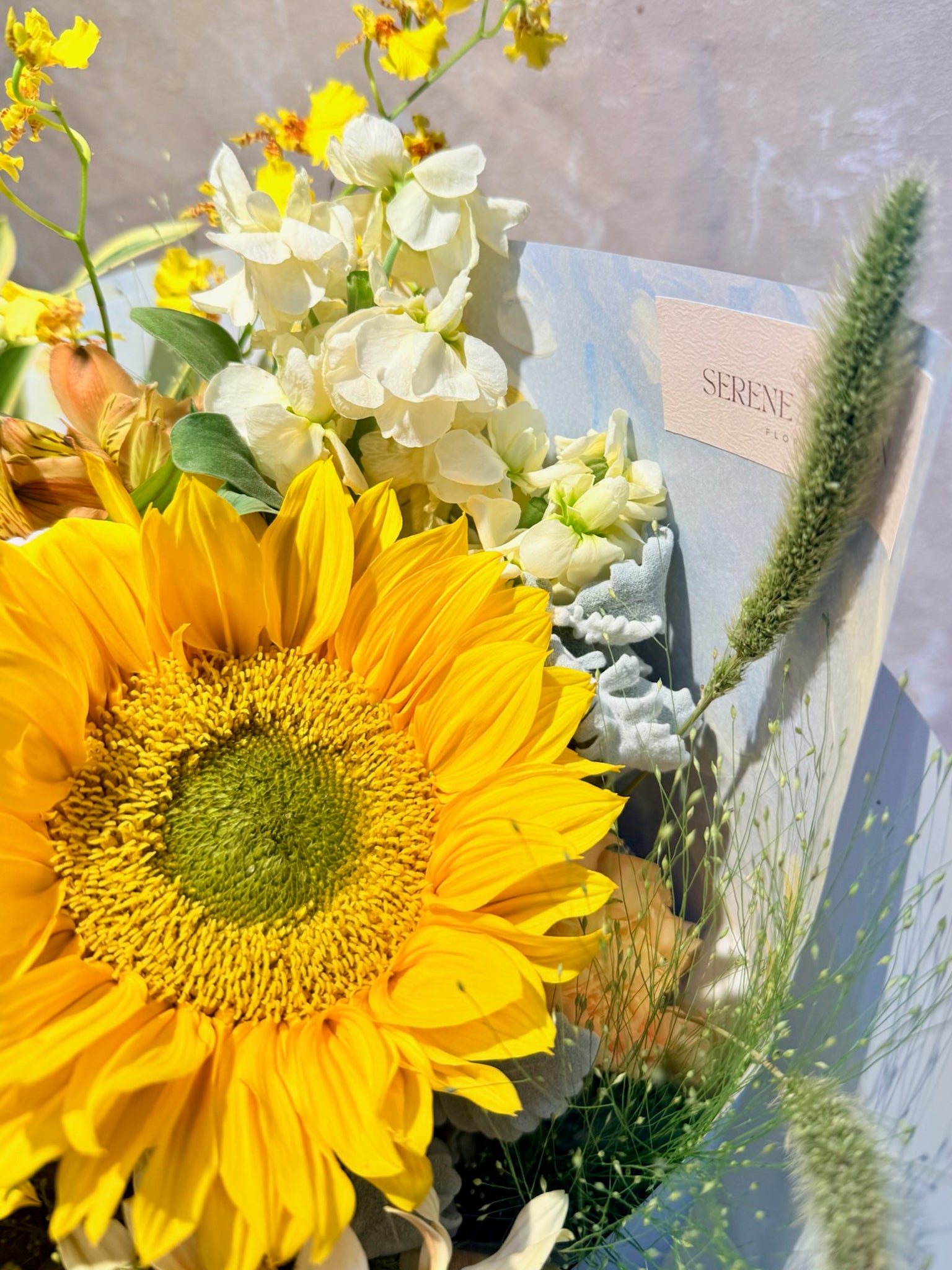 Golden Passage 畢業花束近距離｜Sunflower bouquet with seasonal flowers｜Hong Kong Florist