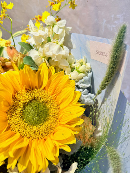 Golden Passage 畢業花束近距離｜Sunflower bouquet with seasonal flowers｜Hong Kong Florist