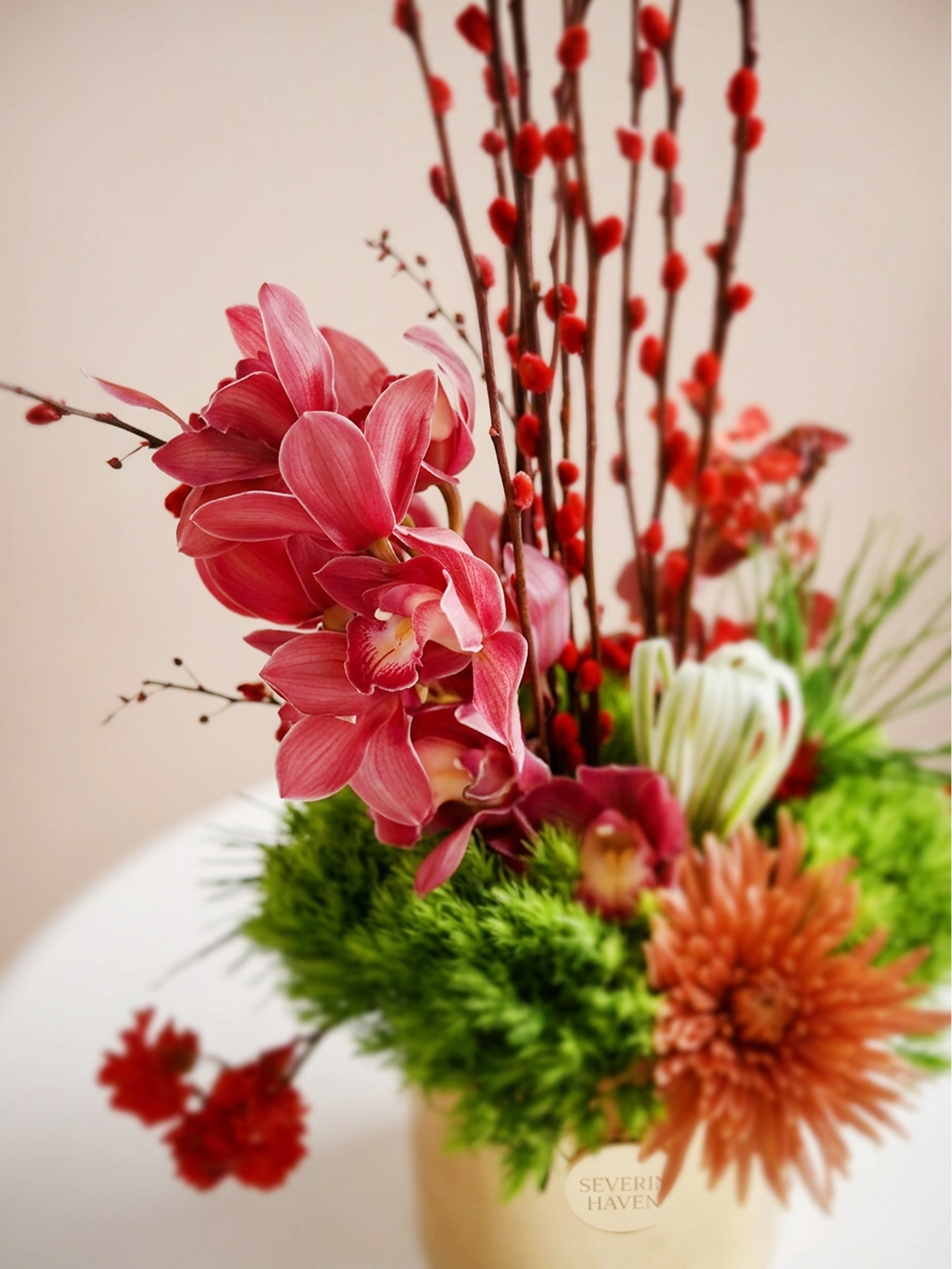 金色花材特寫｜Close-up of festive blooms and textures
