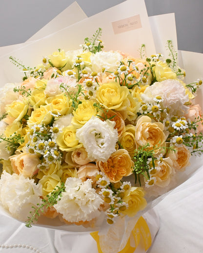 Golden Reverie 花束細節｜Golden roses and ivory blooms
