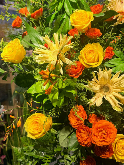 Golden Rise close-up｜橙黃色 roses 與層次花材