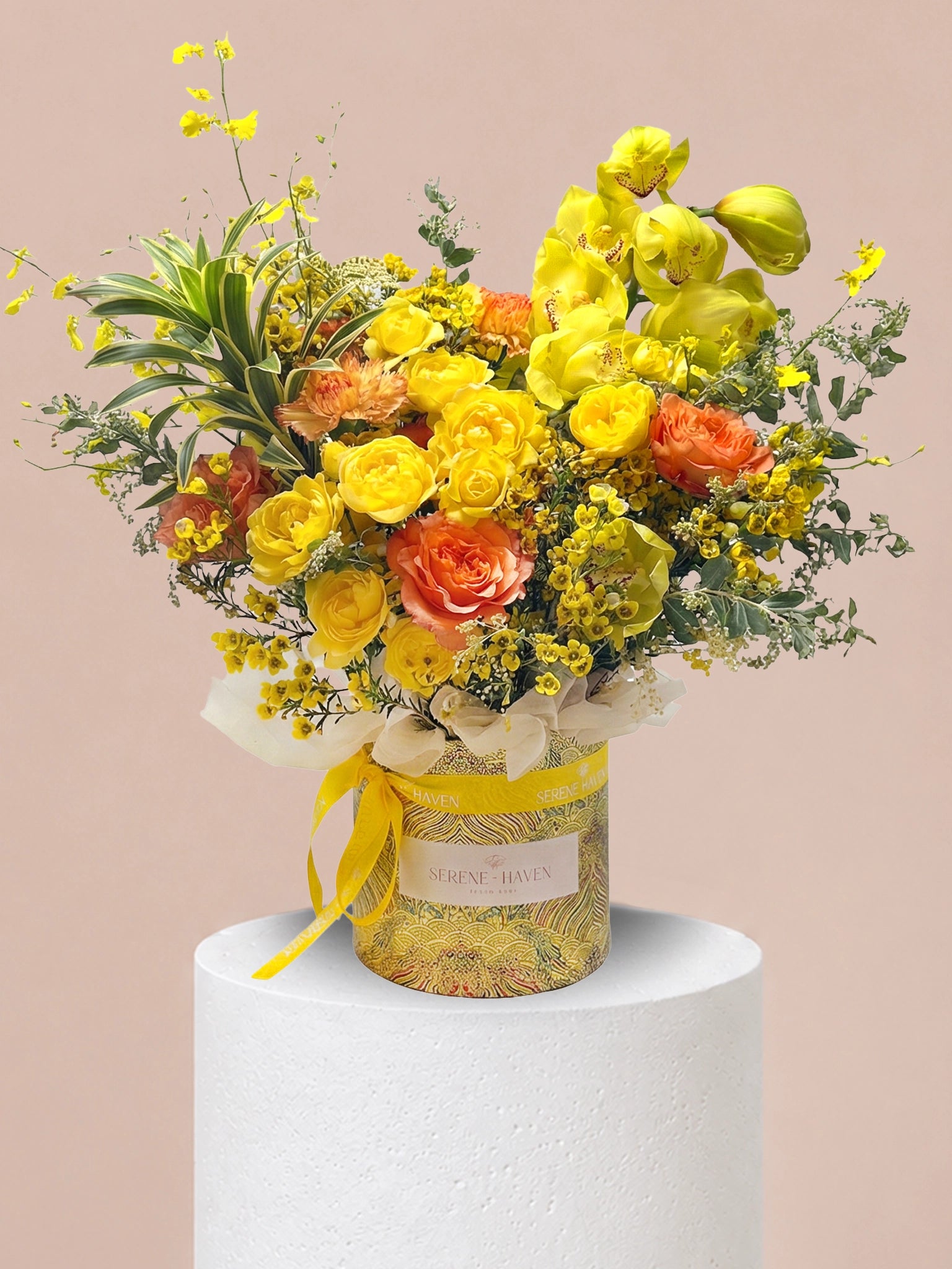 黃色、golden 及 orange blooms 組成的 premium flower box，適合 opening congratulations 及日常送禮