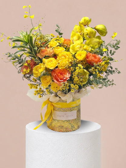 黃色、golden 及 orange blooms 組成的 premium flower box，適合 opening congratulations 及日常送禮